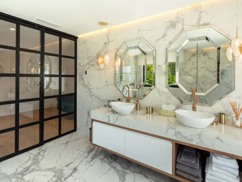Aloha 40 is a private oasis nestled in the luxurious Aloha area of Marbella's Golf Valley. This magnificent mansion sits in a prestigious gated community and boasts an enviable front-line position overlooking Aloha Golf Course. Its timeless exterior and t