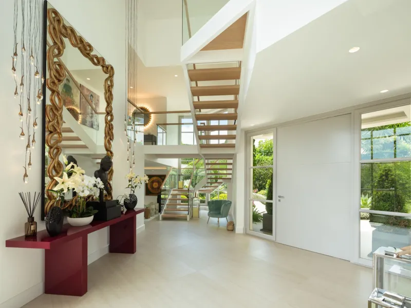 Aloha 40 is a private oasis nestled in the luxurious Aloha area of Marbella's Golf Valley. This magnificent mansion sits in a prestigious gated community and boasts an enviable front-line position overlooking Aloha Golf Course. Its timeless exterior and t