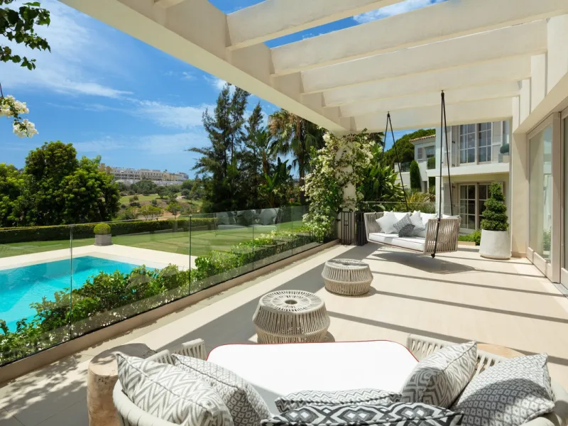 Aloha 40 is a private oasis nestled in the luxurious Aloha area of Marbella's Golf Valley. This magnificent mansion sits in a prestigious gated community and boasts an enviable front-line position overlooking Aloha Golf Course. Its timeless exterior and t