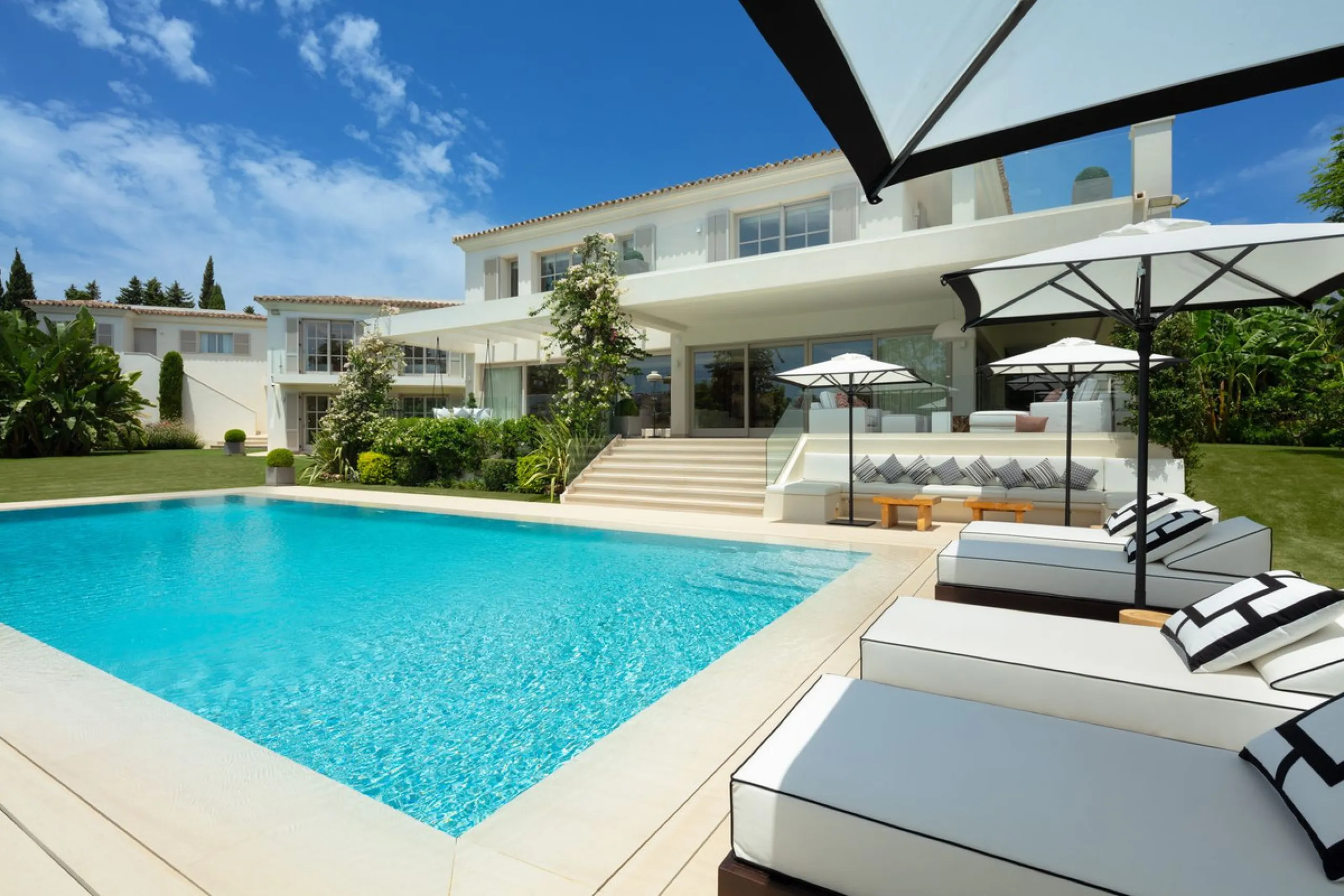 Aloha 40 is a private oasis nestled in the luxurious Aloha area of Marbella's Golf Valley. This magnificent mansion sits in a prestigious gated community and boasts an enviable front-line position overlooking Aloha Golf Course. Its timeless exterior and t