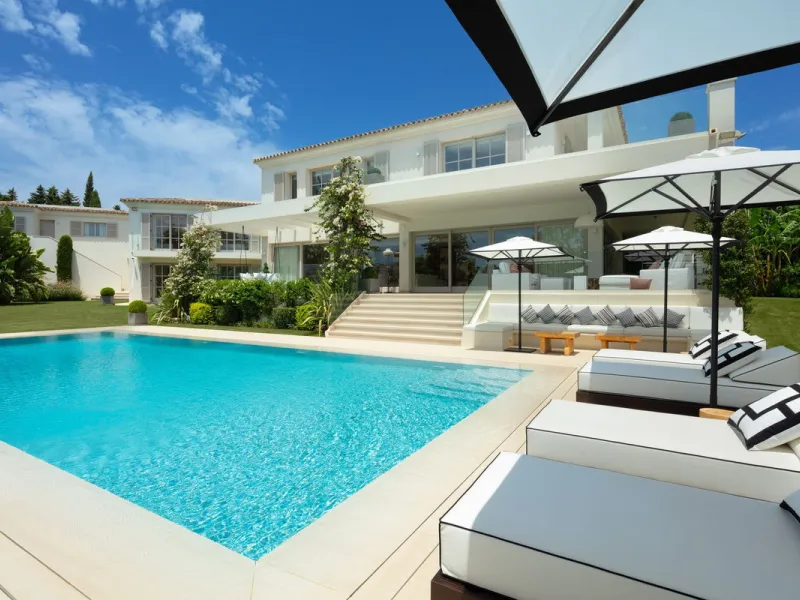 Aloha 40 is a private oasis nestled in the luxurious Aloha area of Marbella's Golf Valley. This magnificent mansion sits in a prestigious gated community and boasts an enviable front-line position overlooking Aloha Golf Course. Its timeless exterior and t