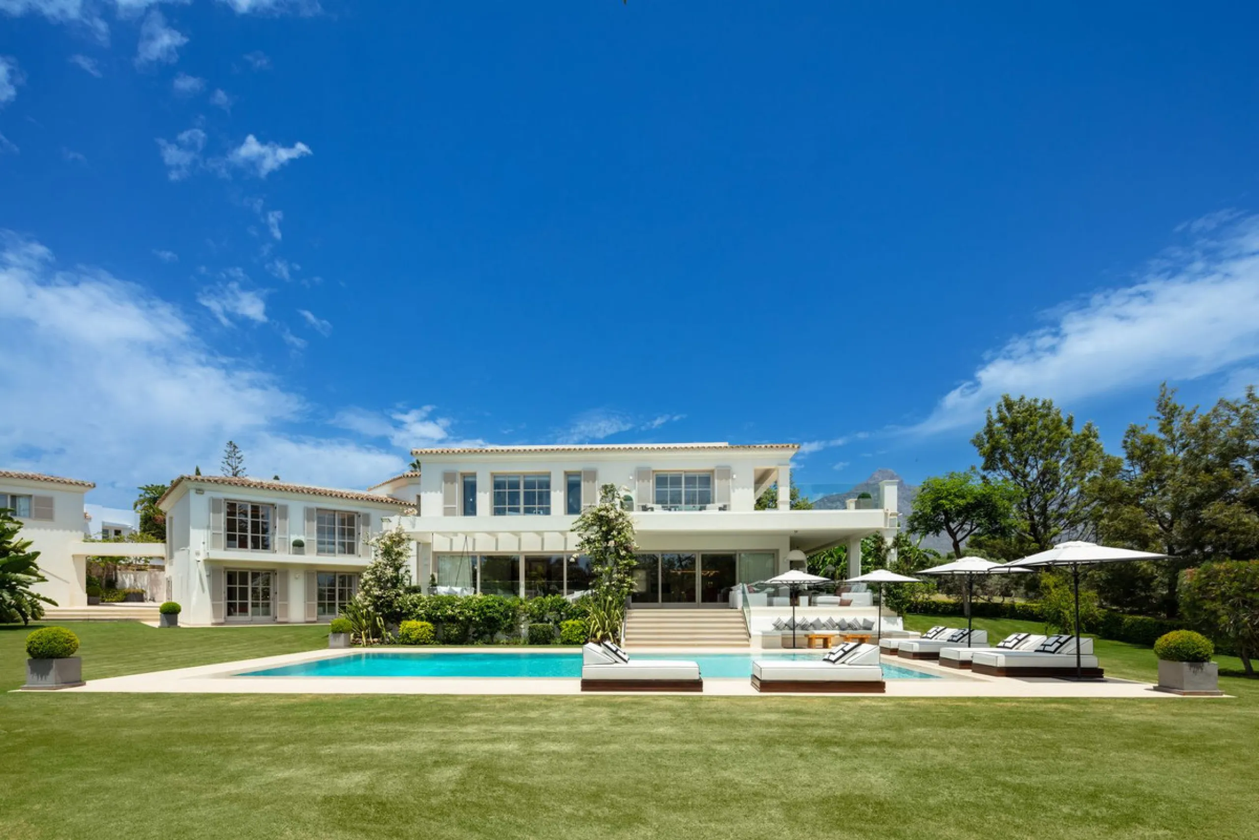 Aloha 40 is a private oasis nestled in the luxurious Aloha area of Marbella's Golf Valley. This magnificent mansion sits in a prestigious gated community and boasts an enviable front-line position overlooking Aloha Golf Course. Its timeless exterior and t