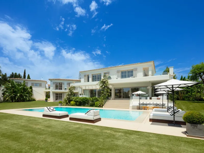 Aloha 40 is a private oasis nestled in the luxurious Aloha area of Marbella's Golf Valley. This magnificent mansion sits in a prestigious gated community and boasts an enviable front-line position overlooking Aloha Golf Course. Its timeless exterior and t