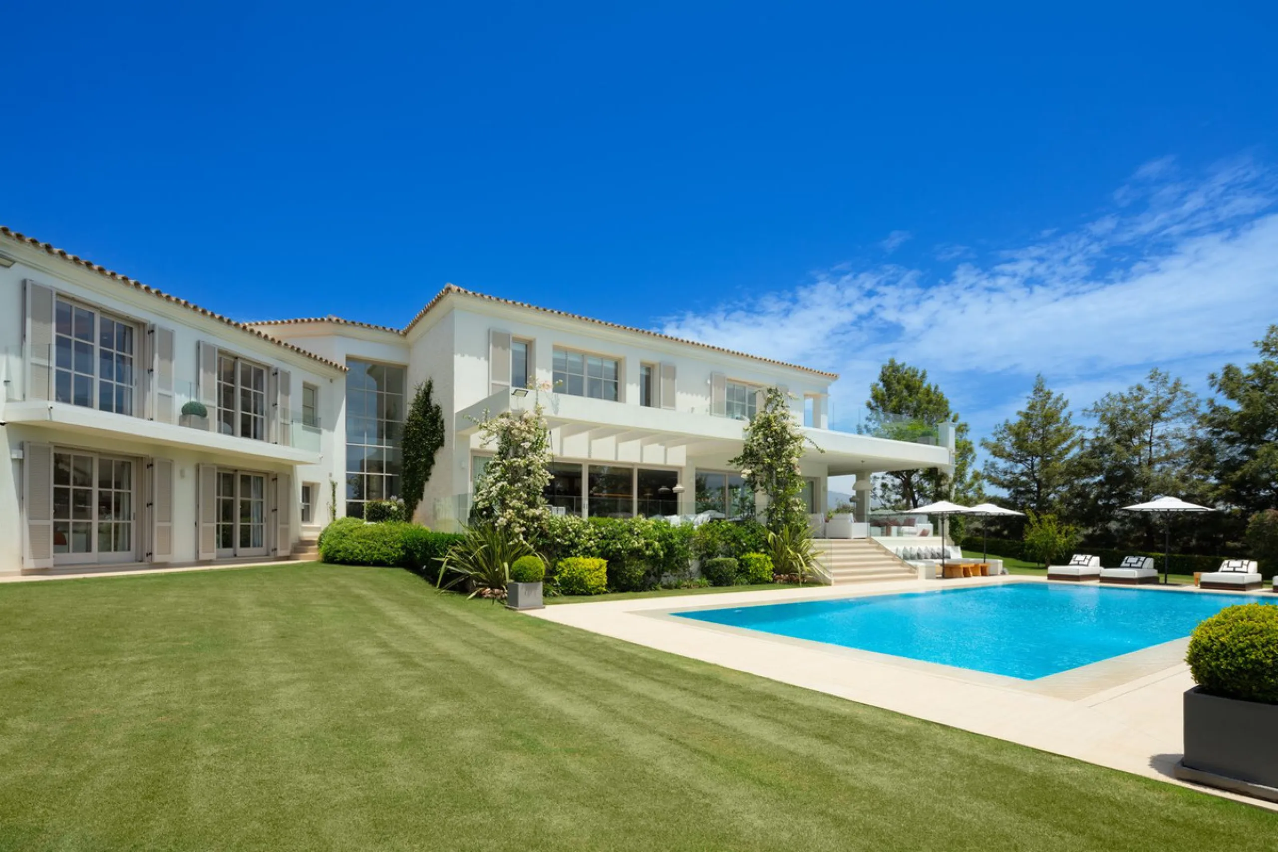 Aloha 40 is a private oasis nestled in the luxurious Aloha area of Marbella's Golf Valley. This magnificent mansion sits in a prestigious gated community and boasts an enviable front-line position overlooking Aloha Golf Course. Its timeless exterior and t