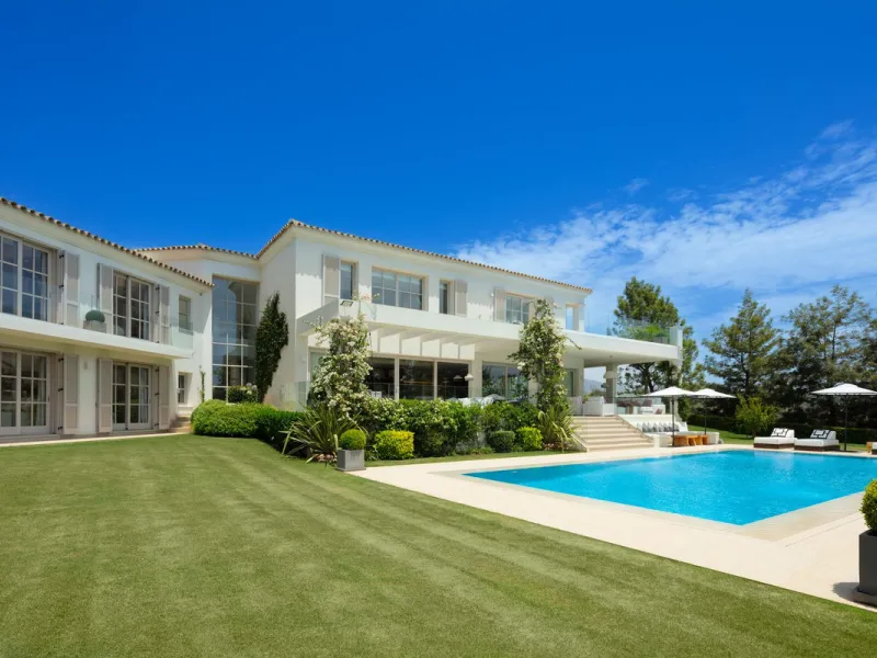 Aloha 40 is a private oasis nestled in the luxurious Aloha area of Marbella's Golf Valley. This magnificent mansion sits in a prestigious gated community and boasts an enviable front-line position overlooking Aloha Golf Course. Its timeless exterior and t