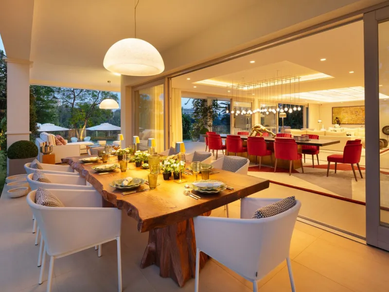 Aloha 40 is a private oasis nestled in the luxurious Aloha area of Marbella's Golf Valley. This magnificent mansion sits in a prestigious gated community and boasts an enviable front-line position overlooking Aloha Golf Course. Its timeless exterior and t