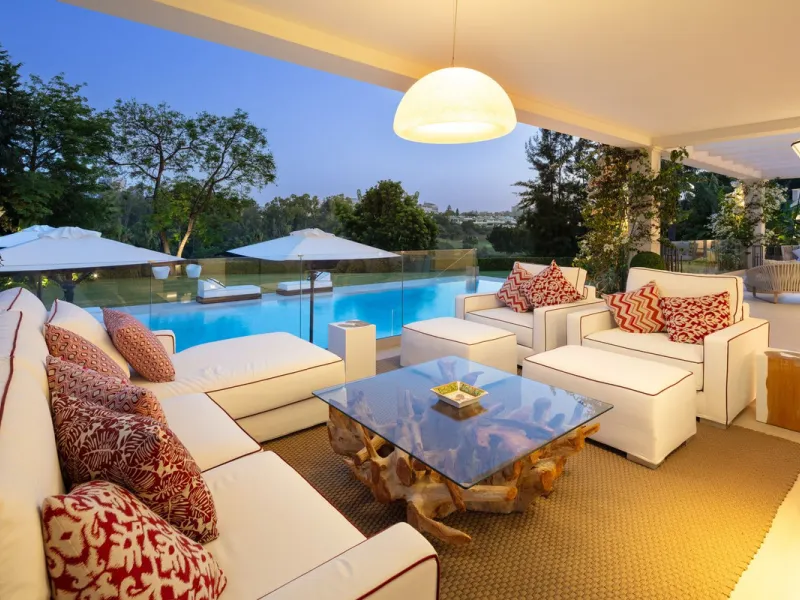 Aloha 40 is a private oasis nestled in the luxurious Aloha area of Marbella's Golf Valley. This magnificent mansion sits in a prestigious gated community and boasts an enviable front-line position overlooking Aloha Golf Course. Its timeless exterior and t