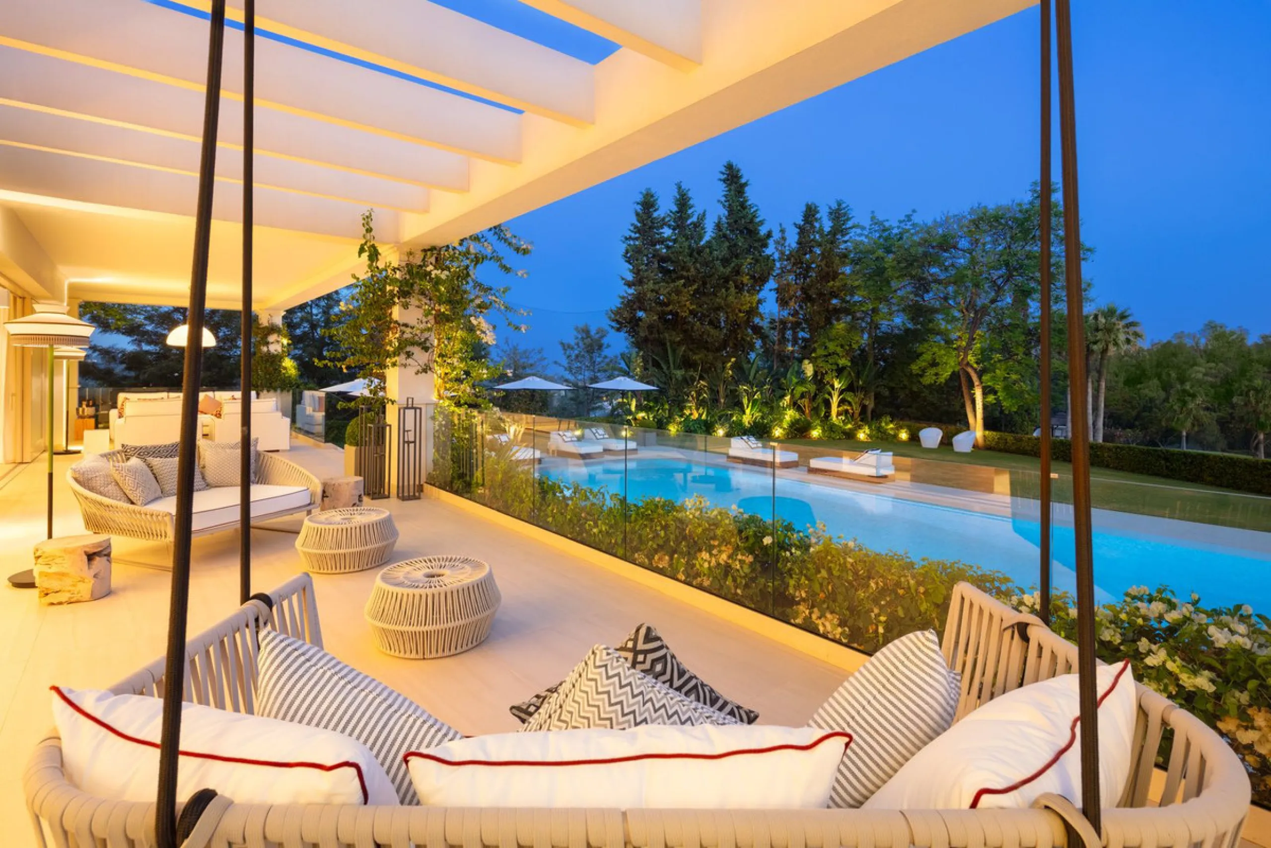 Aloha 40 is a private oasis nestled in the luxurious Aloha area of Marbella's Golf Valley. This magnificent mansion sits in a prestigious gated community and boasts an enviable front-line position overlooking Aloha Golf Course. Its timeless exterior and t