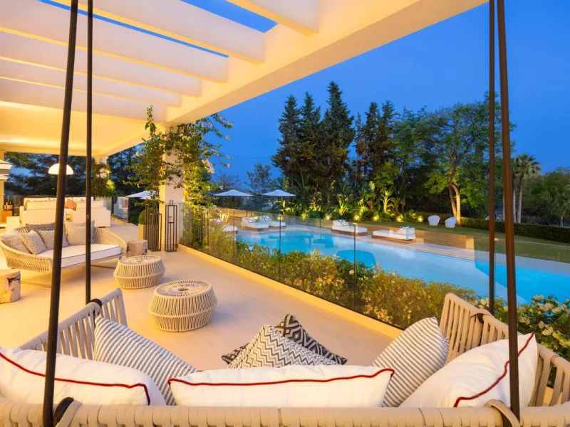Aloha 40 is a private oasis nestled in the luxurious Aloha area of Marbella's Golf Valley. This magnificent mansion sits in a prestigious gated community and boasts an enviable front-line position overlooking Aloha Golf Course. Its timeless exterior and t