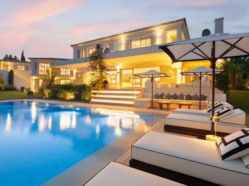 Aloha 40 is a private oasis nestled in the luxurious Aloha area of Marbella's Golf Valley. This magnificent mansion sits in a prestigious gated community and boasts an enviable front-line position overlooking Aloha Golf Course. Its timeless exterior and t