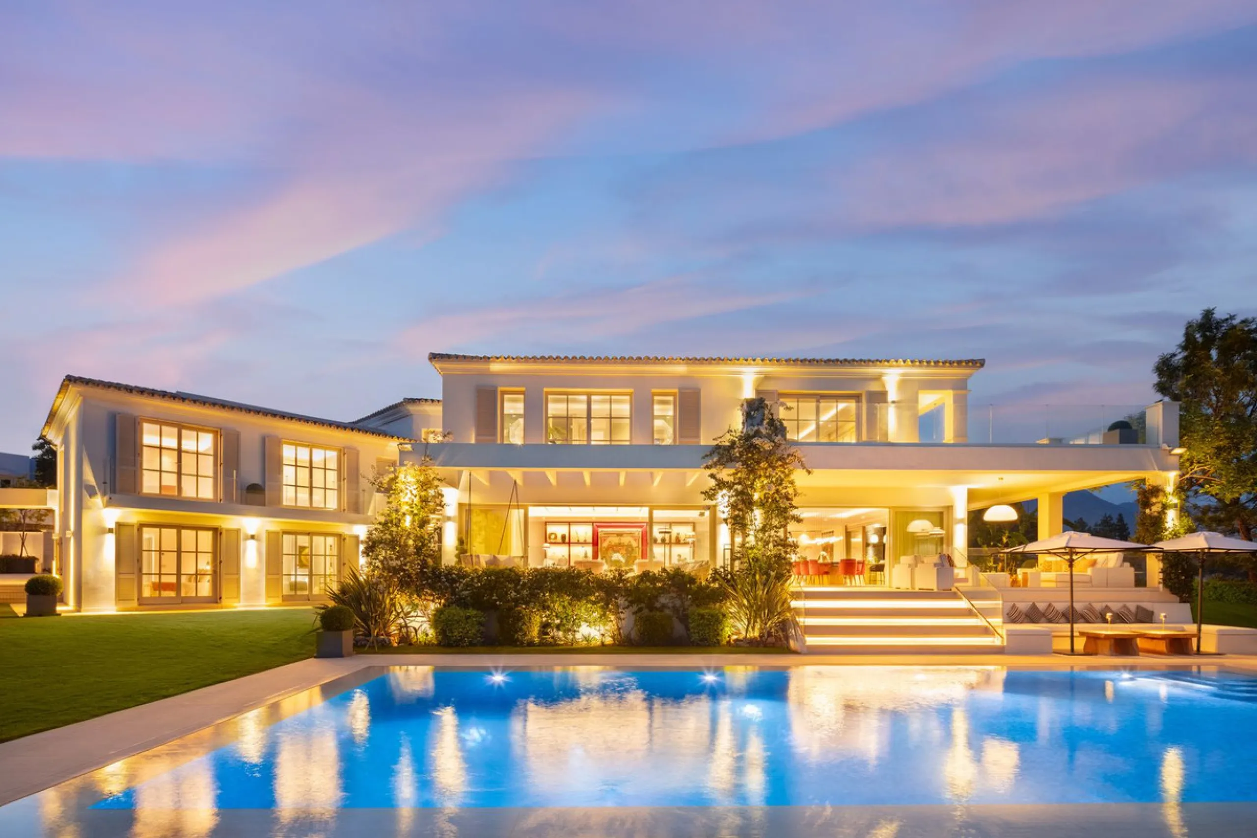Aloha 40 is a private oasis nestled in the luxurious Aloha area of Marbella's Golf Valley. This magnificent mansion sits in a prestigious gated community and boasts an enviable front-line position overlooking Aloha Golf Course. Its timeless exterior and t