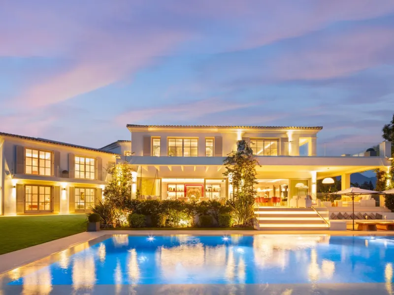 Aloha 40 is a private oasis nestled in the luxurious Aloha area of Marbella's Golf Valley. This magnificent mansion sits in a prestigious gated community and boasts an enviable front-line position overlooking Aloha Golf Course. Its timeless exterior and t