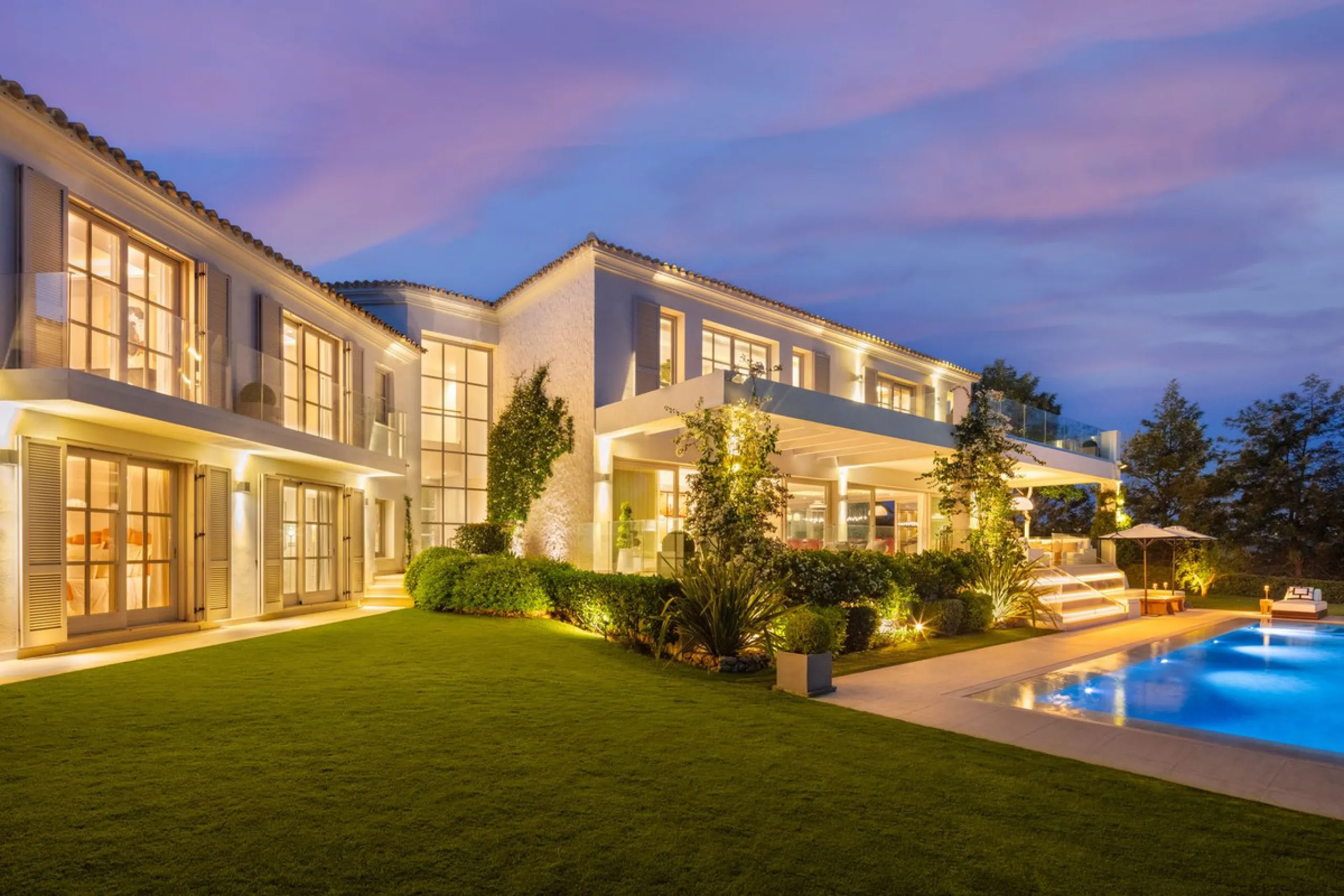 Aloha 40 is a private oasis nestled in the luxurious Aloha area of Marbella's Golf Valley. This magnificent mansion sits in a prestigious gated community and boasts an enviable front-line position overlooking Aloha Golf Course. Its timeless exterior and t
