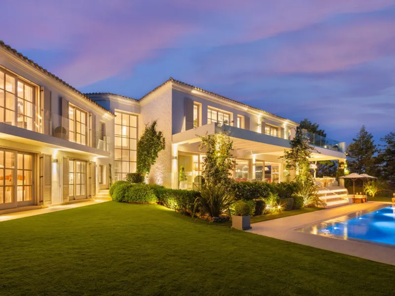Aloha 40 is a private oasis nestled in the luxurious Aloha area of Marbella's Golf Valley. This magnificent mansion sits in a prestigious gated community and boasts an enviable front-line position overlooking Aloha Golf Course. Its timeless exterior and t