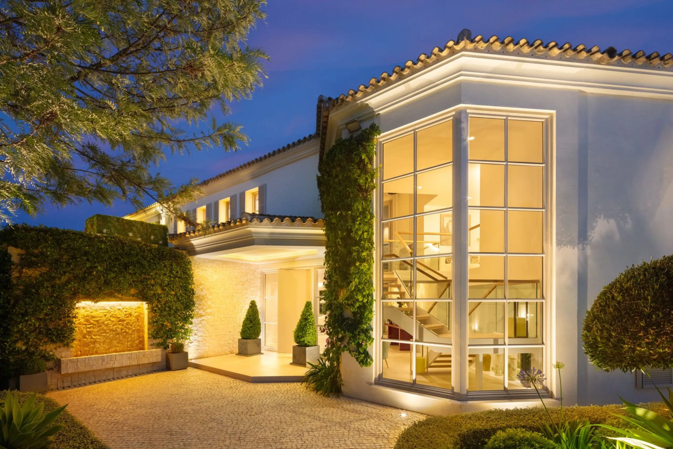 Aloha 40 is a private oasis nestled in the luxurious Aloha area of Marbella's Golf Valley. This magnificent mansion sits in a prestigious gated community and boasts an enviable front-line position overlooking Aloha Golf Course. Its timeless exterior and t