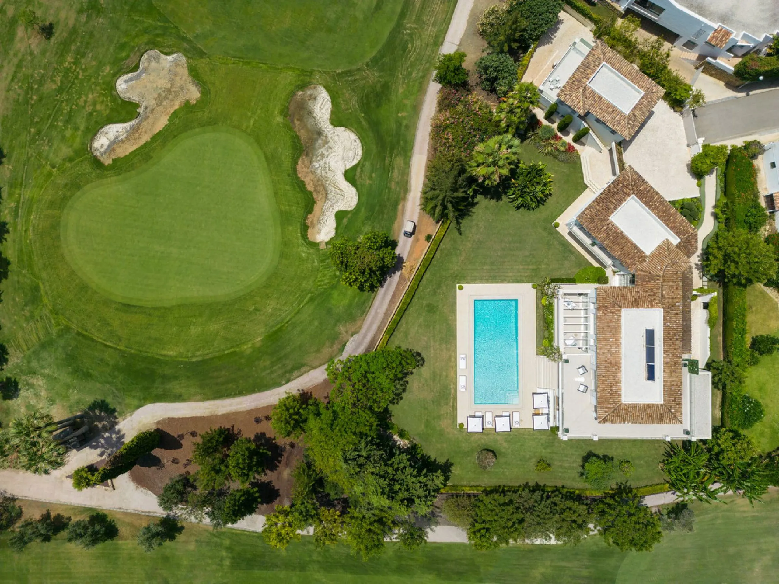 Aloha 40 is a private oasis nestled in the luxurious Aloha area of Marbella's Golf Valley. This magnificent mansion sits in a prestigious gated community and boasts an enviable front-line position overlooking Aloha Golf Course. Its timeless exterior and t
