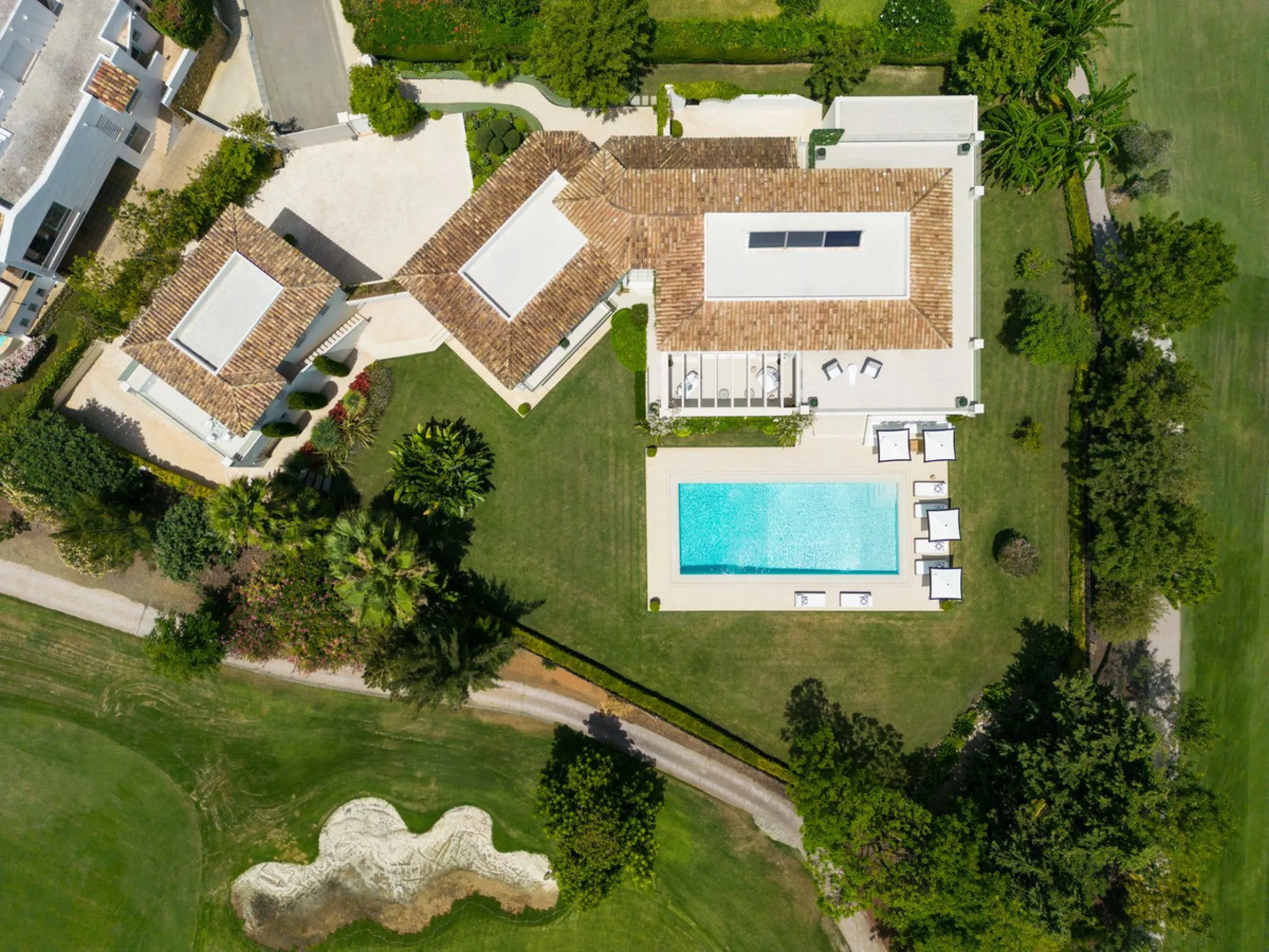 Aloha 40 is a private oasis nestled in the luxurious Aloha area of Marbella's Golf Valley. This magnificent mansion sits in a prestigious gated community and boasts an enviable front-line position overlooking Aloha Golf Course. Its timeless exterior and t