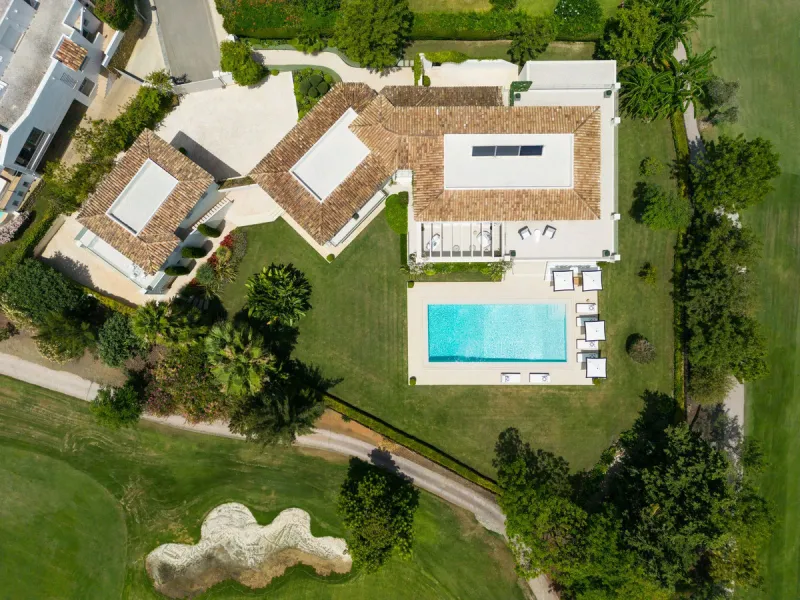 Aloha 40 is a private oasis nestled in the luxurious Aloha area of Marbella's Golf Valley. This magnificent mansion sits in a prestigious gated community and boasts an enviable front-line position overlooking Aloha Golf Course. Its timeless exterior and t