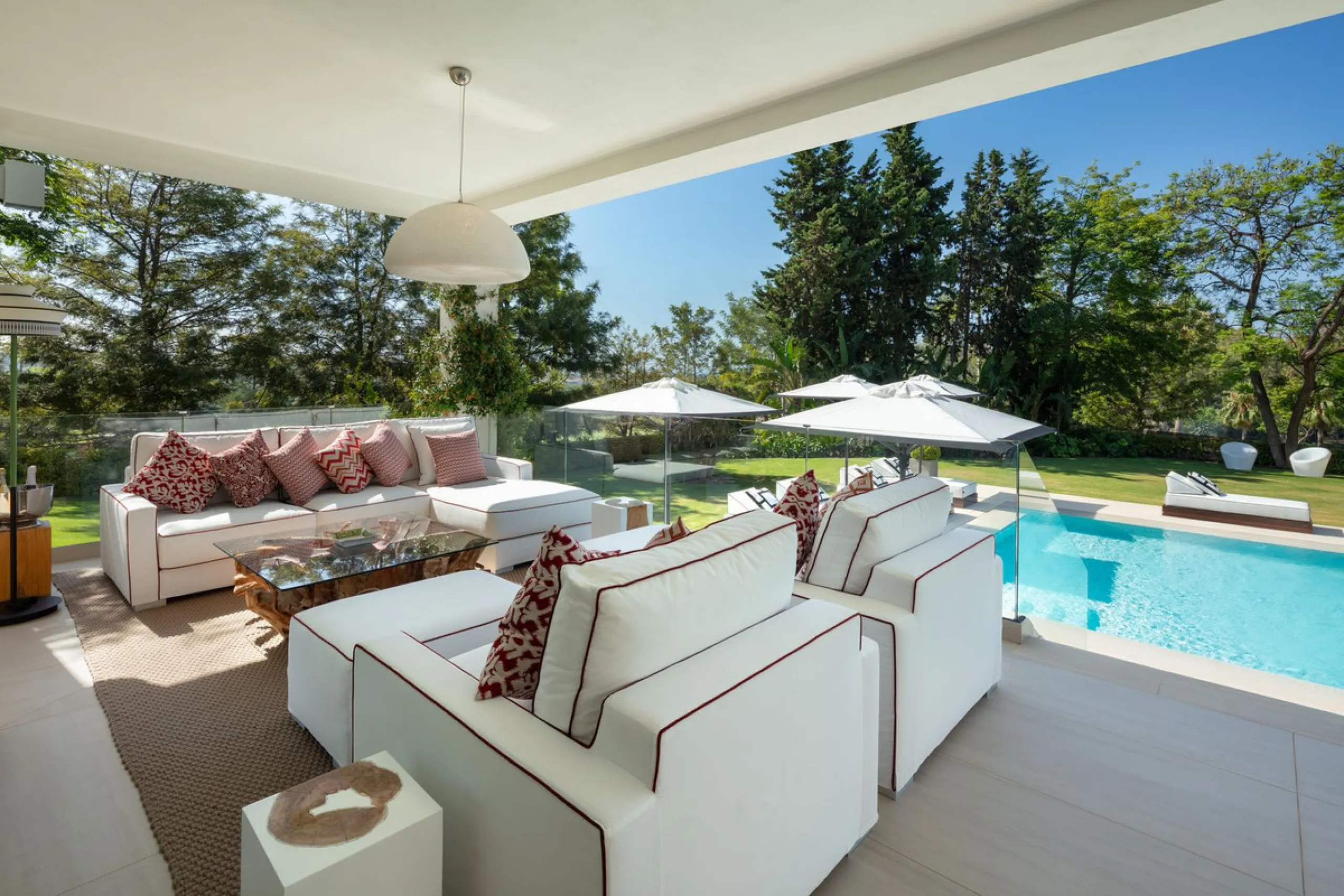 Aloha 40 is a private oasis nestled in the luxurious Aloha area of Marbella's Golf Valley. This magnificent mansion sits in a prestigious gated community and boasts an enviable front-line position overlooking Aloha Golf Course. Its timeless exterior and t