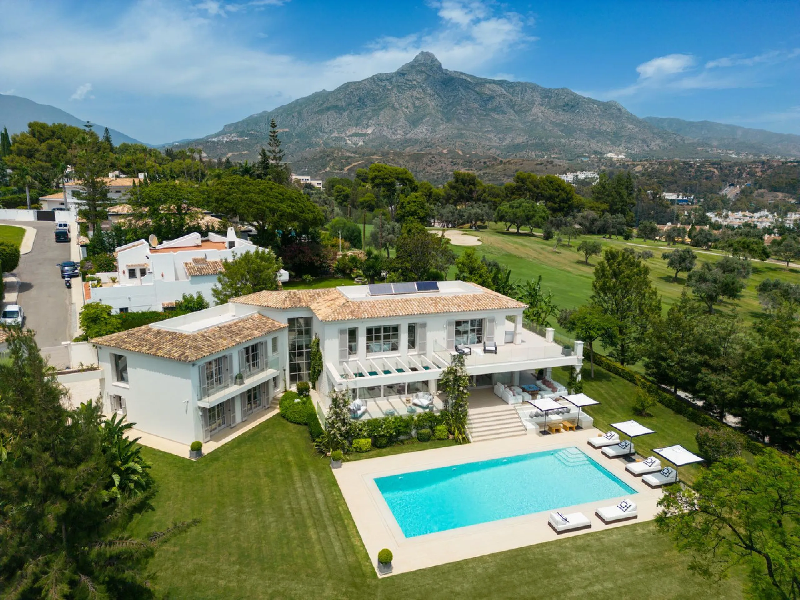 Aloha 40 is a private oasis nestled in the luxurious Aloha area of Marbella's Golf Valley. This magnificent mansion sits in a prestigious gated community and boasts an enviable front-line position overlooking Aloha Golf Course. Its timeless exterior and t