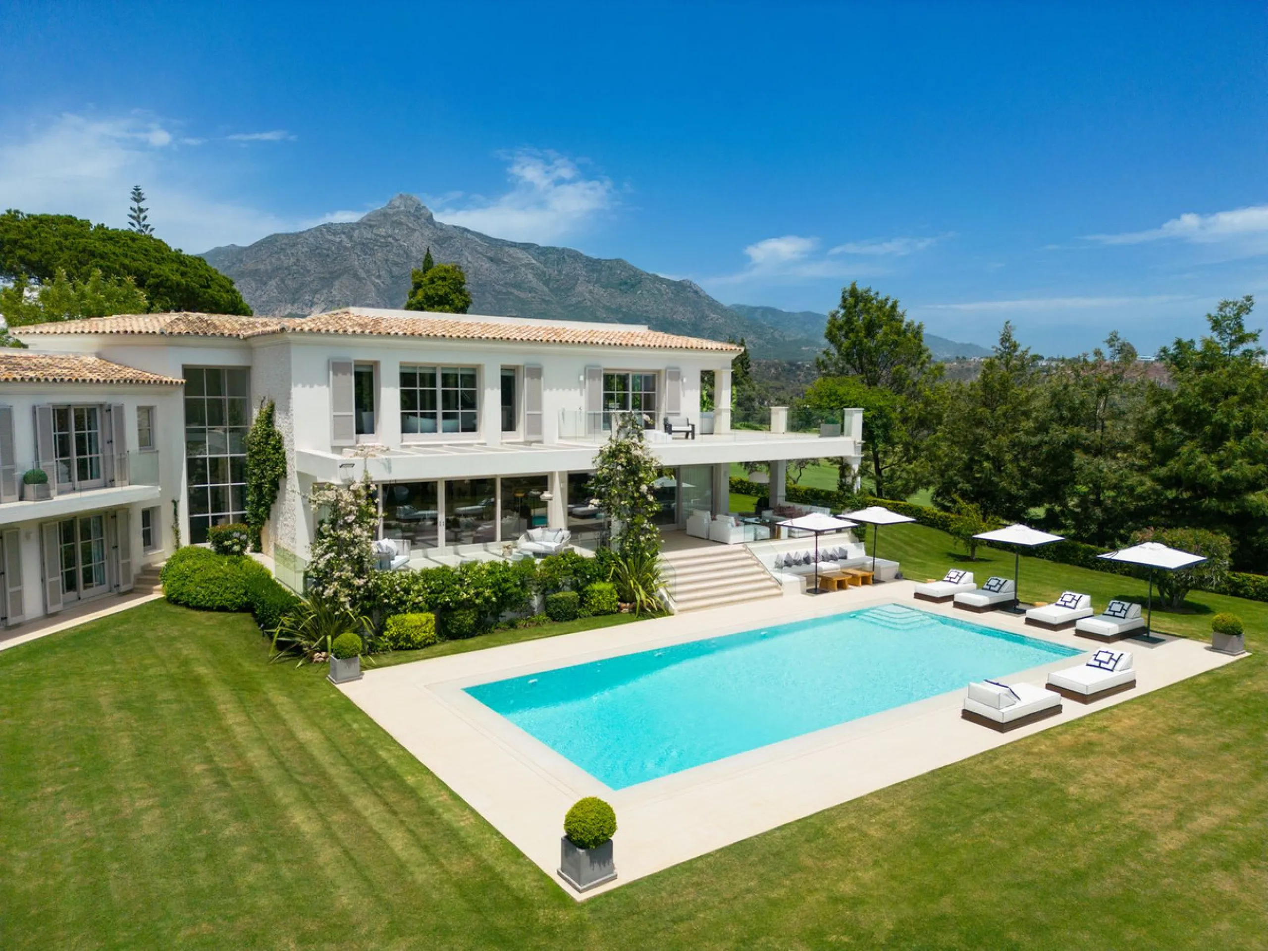 Aloha 40 is a private oasis nestled in the luxurious Aloha area of Marbella's Golf Valley. This magnificent mansion sits in a prestigious gated community and boasts an enviable front-line position overlooking Aloha Golf Course. Its timeless exterior and t