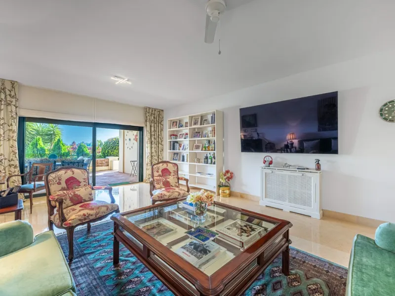 Exceptional south-facing apartment with great potential for extension in Capanes del Golf, Benahavís