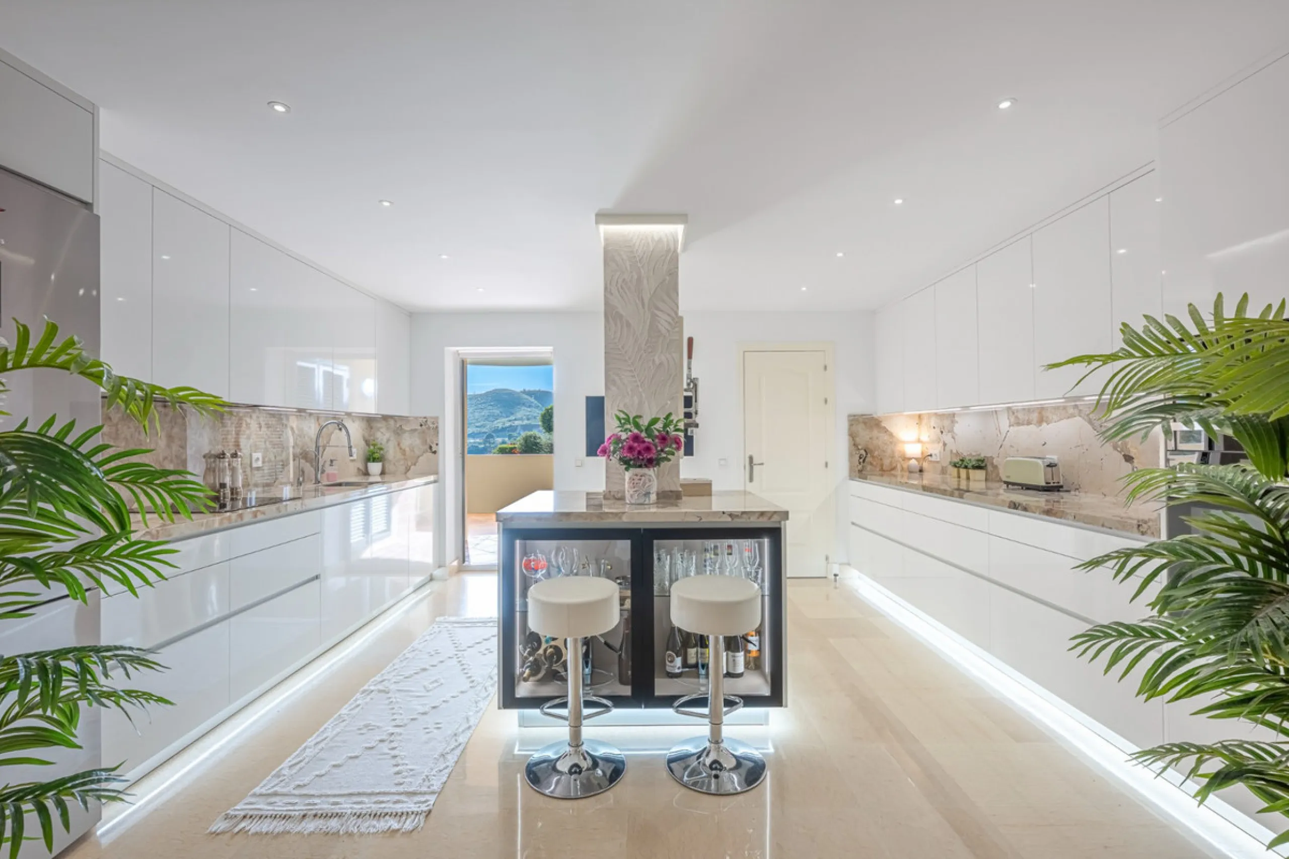 Exceptional south-facing apartment with great potential for extension in Capanes del Golf, Benahavís