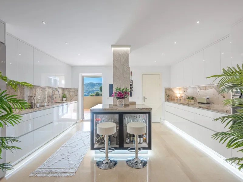 Exceptional south-facing apartment with great potential for extension in Capanes del Golf, Benahavís