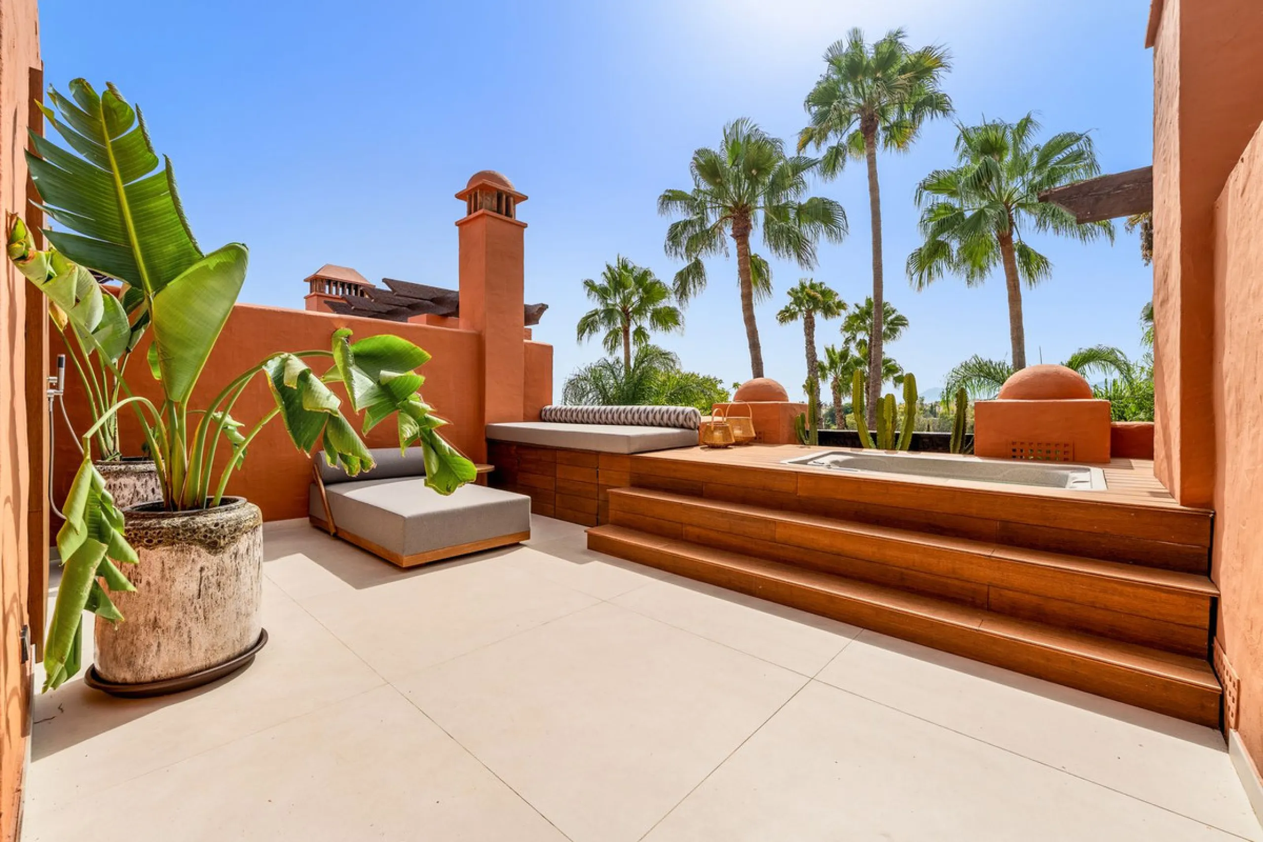 Altos de Puente Romano 13 offers a unique opportunity to acquire a fully renovated 4-bedroom residence in the prestigious Golden Mile of Marbella. With 217 m² of interior space and 134 m² of terraces, this property combines comfort and functionality. The 