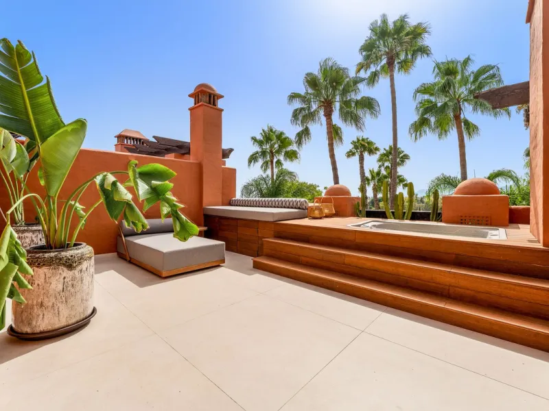 Altos de Puente Romano 13 offers a unique opportunity to acquire a fully renovated 4-bedroom residence in the prestigious Golden Mile of Marbella. With 217 m² of interior space and 134 m² of terraces, this property combines comfort and functionality. The 