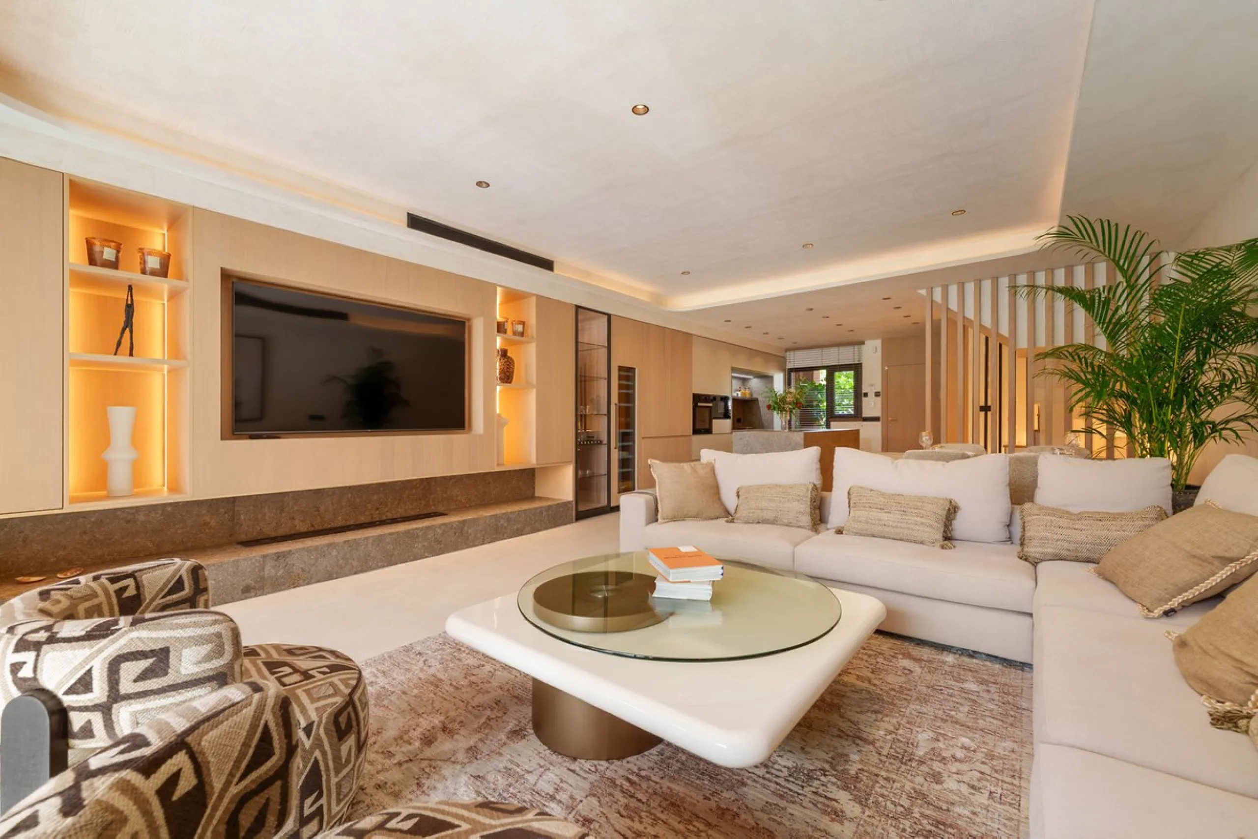 Altos de Puente Romano 13 offers a unique opportunity to acquire a fully renovated 4-bedroom residence in the prestigious Golden Mile of Marbella. With 217 m² of interior space and 134 m² of terraces, this property combines comfort and functionality. The 
