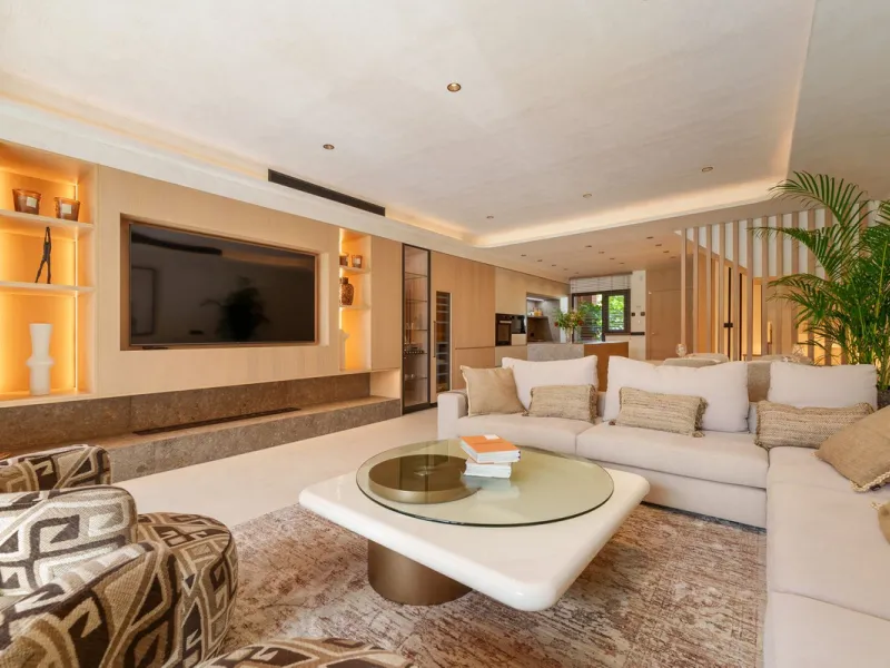 Altos de Puente Romano 13 offers a unique opportunity to acquire a fully renovated 4-bedroom residence in the prestigious Golden Mile of Marbella. With 217 m² of interior space and 134 m² of terraces, this property combines comfort and functionality. The 