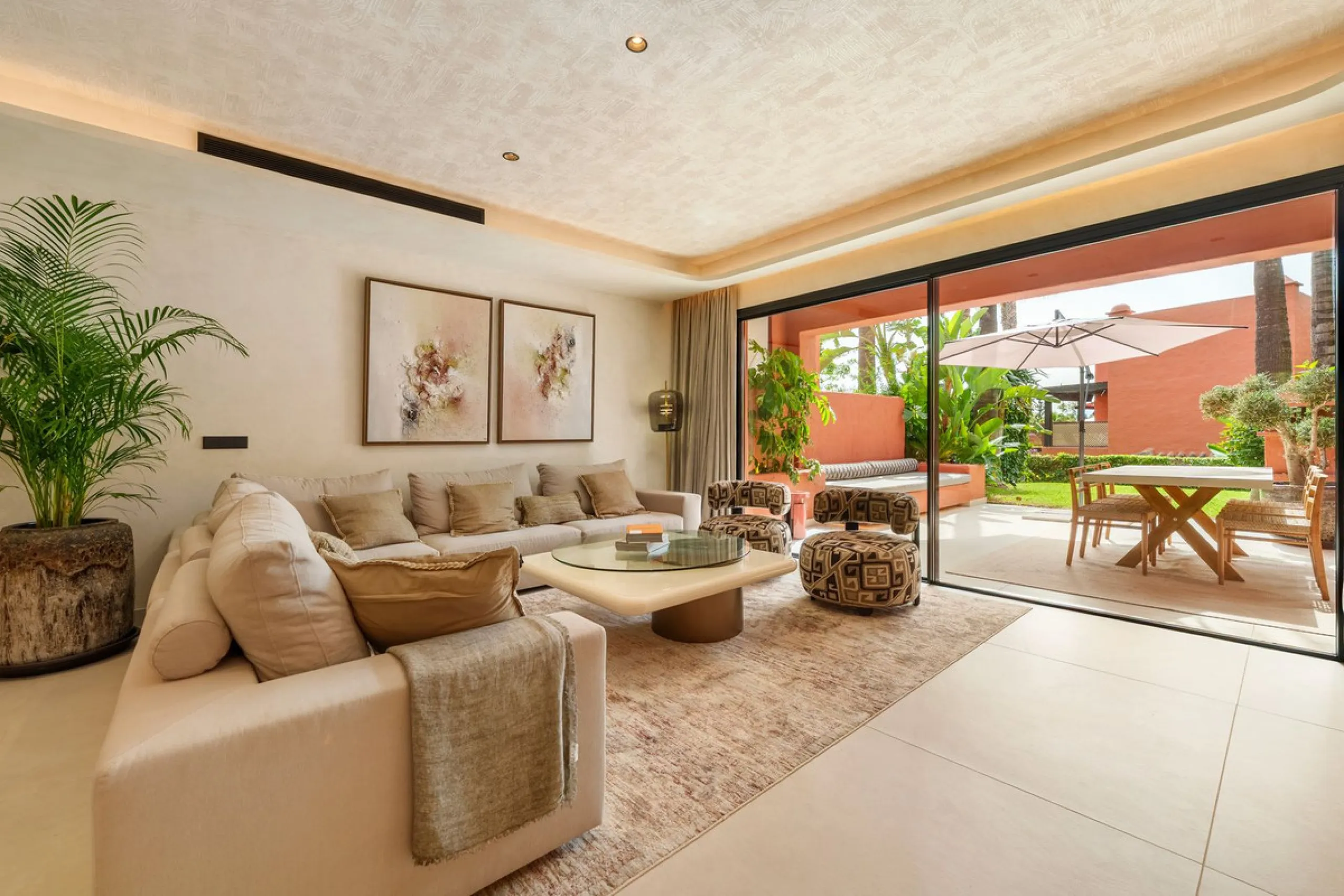 Altos de Puente Romano 13 offers a unique opportunity to acquire a fully renovated 4-bedroom residence in the prestigious Golden Mile of Marbella. With 217 m² of interior space and 134 m² of terraces, this property combines comfort and functionality. The 