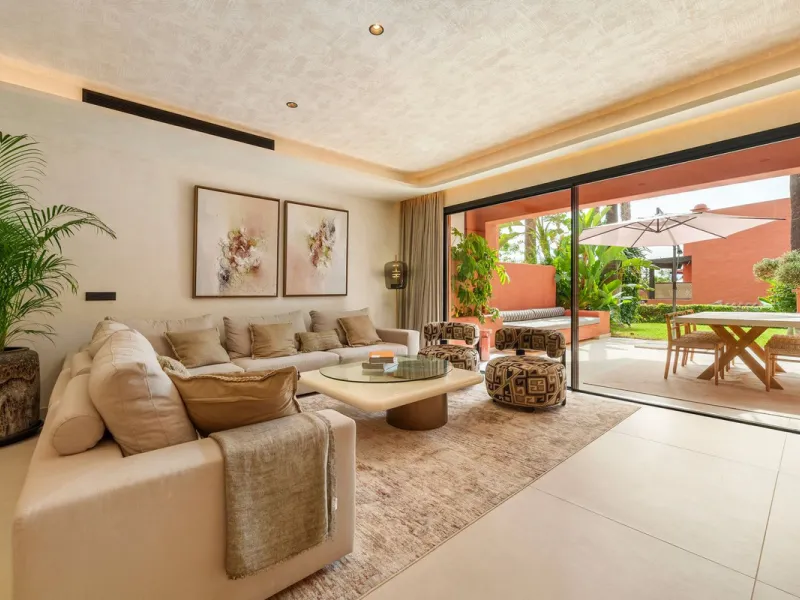 Altos de Puente Romano 13 offers a unique opportunity to acquire a fully renovated 4-bedroom residence in the prestigious Golden Mile of Marbella. With 217 m² of interior space and 134 m² of terraces, this property combines comfort and functionality. The 
