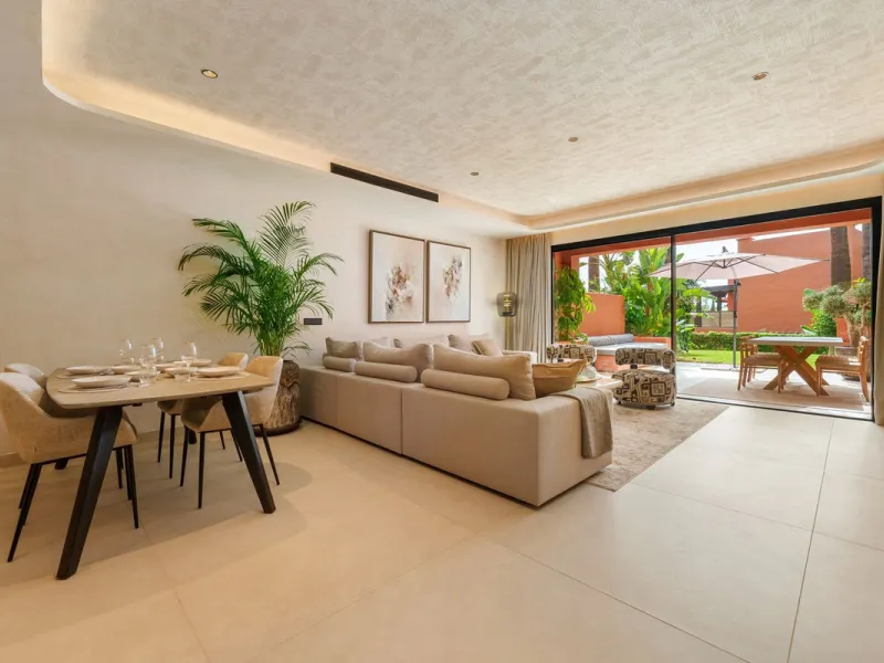 Altos de Puente Romano 13 offers a unique opportunity to acquire a fully renovated 4-bedroom residence in the prestigious Golden Mile of Marbella. With 217 m² of interior space and 134 m² of terraces, this property combines comfort and functionality. The 