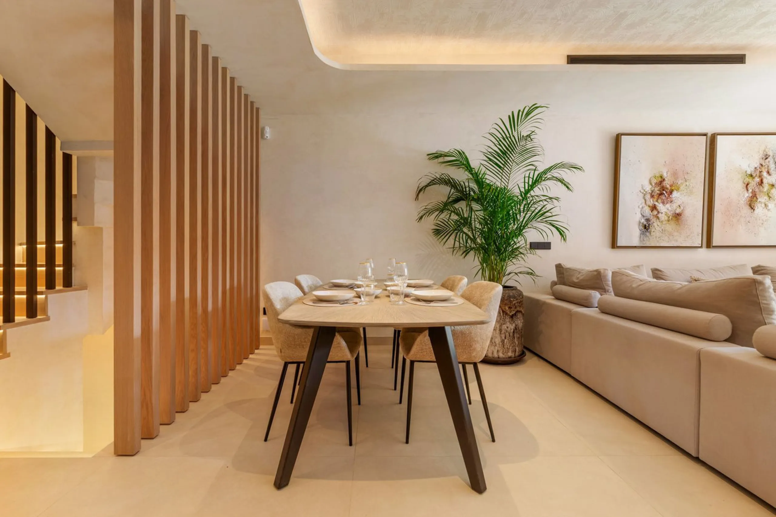 Altos de Puente Romano 13 offers a unique opportunity to acquire a fully renovated 4-bedroom residence in the prestigious Golden Mile of Marbella. With 217 m² of interior space and 134 m² of terraces, this property combines comfort and functionality. The 