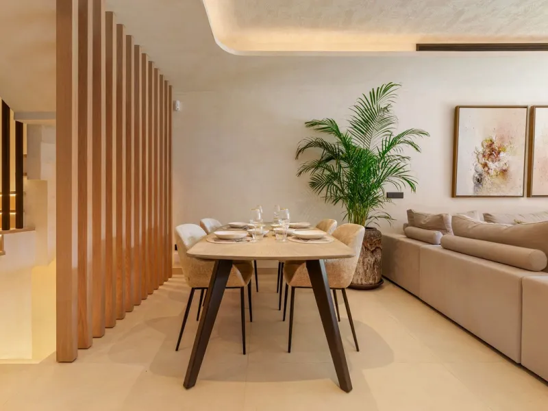 Altos de Puente Romano 13 offers a unique opportunity to acquire a fully renovated 4-bedroom residence in the prestigious Golden Mile of Marbella. With 217 m² of interior space and 134 m² of terraces, this property combines comfort and functionality. The 