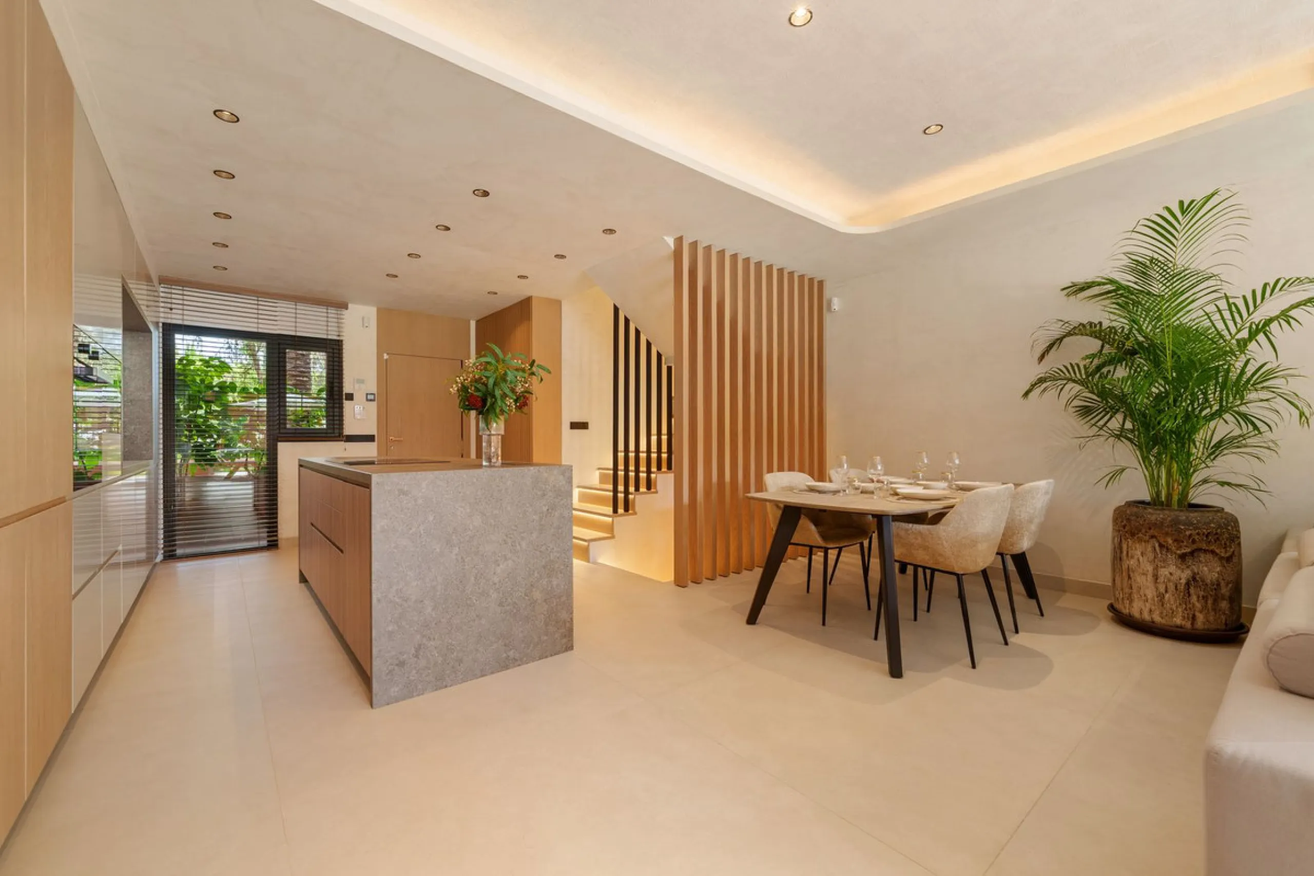 Altos de Puente Romano 13 offers a unique opportunity to acquire a fully renovated 4-bedroom residence in the prestigious Golden Mile of Marbella. With 217 m² of interior space and 134 m² of terraces, this property combines comfort and functionality. The 