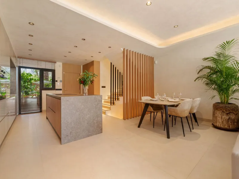 Altos de Puente Romano 13 offers a unique opportunity to acquire a fully renovated 4-bedroom residence in the prestigious Golden Mile of Marbella. With 217 m² of interior space and 134 m² of terraces, this property combines comfort and functionality. The 