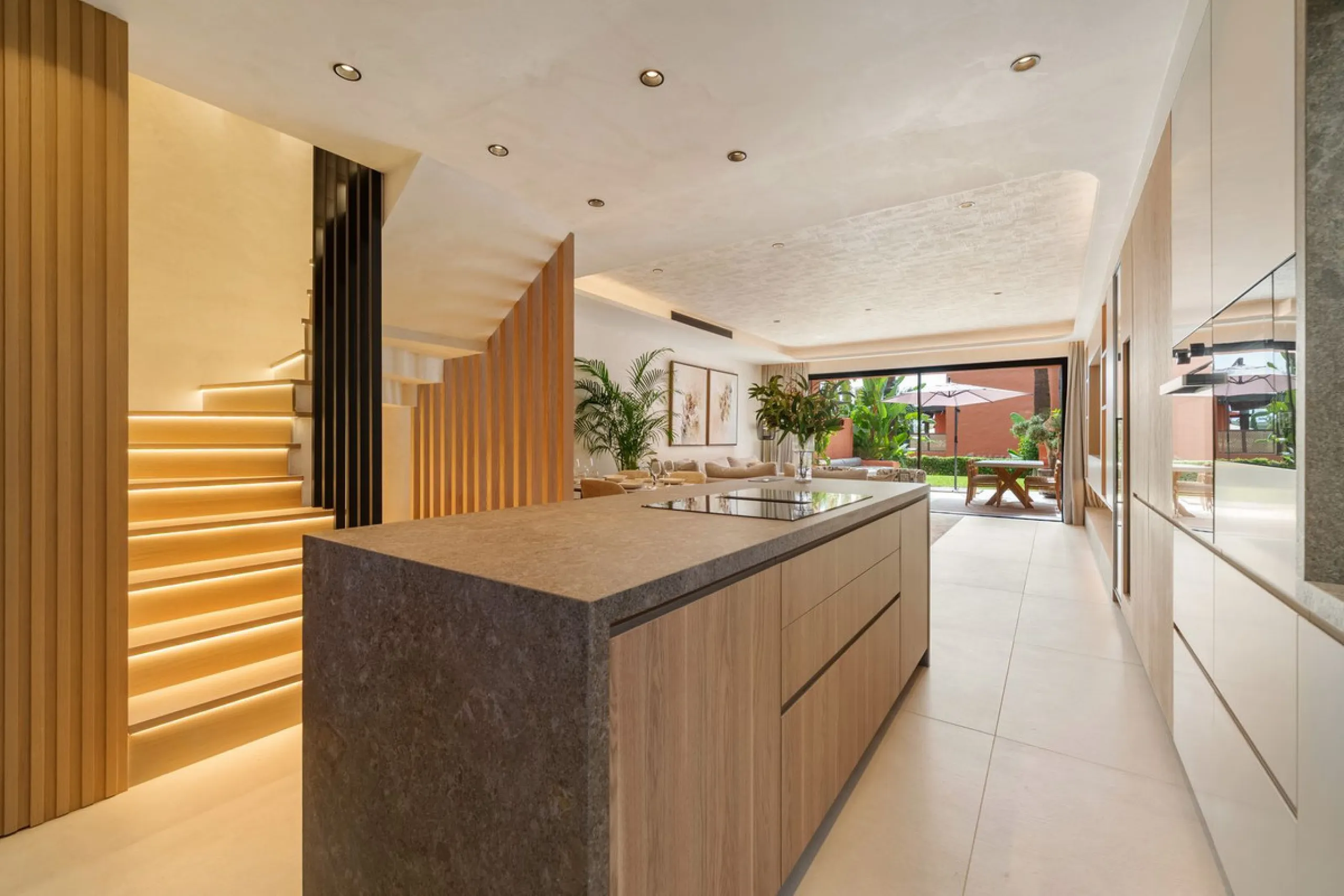 Altos de Puente Romano 13 offers a unique opportunity to acquire a fully renovated 4-bedroom residence in the prestigious Golden Mile of Marbella. With 217 m² of interior space and 134 m² of terraces, this property combines comfort and functionality. The 