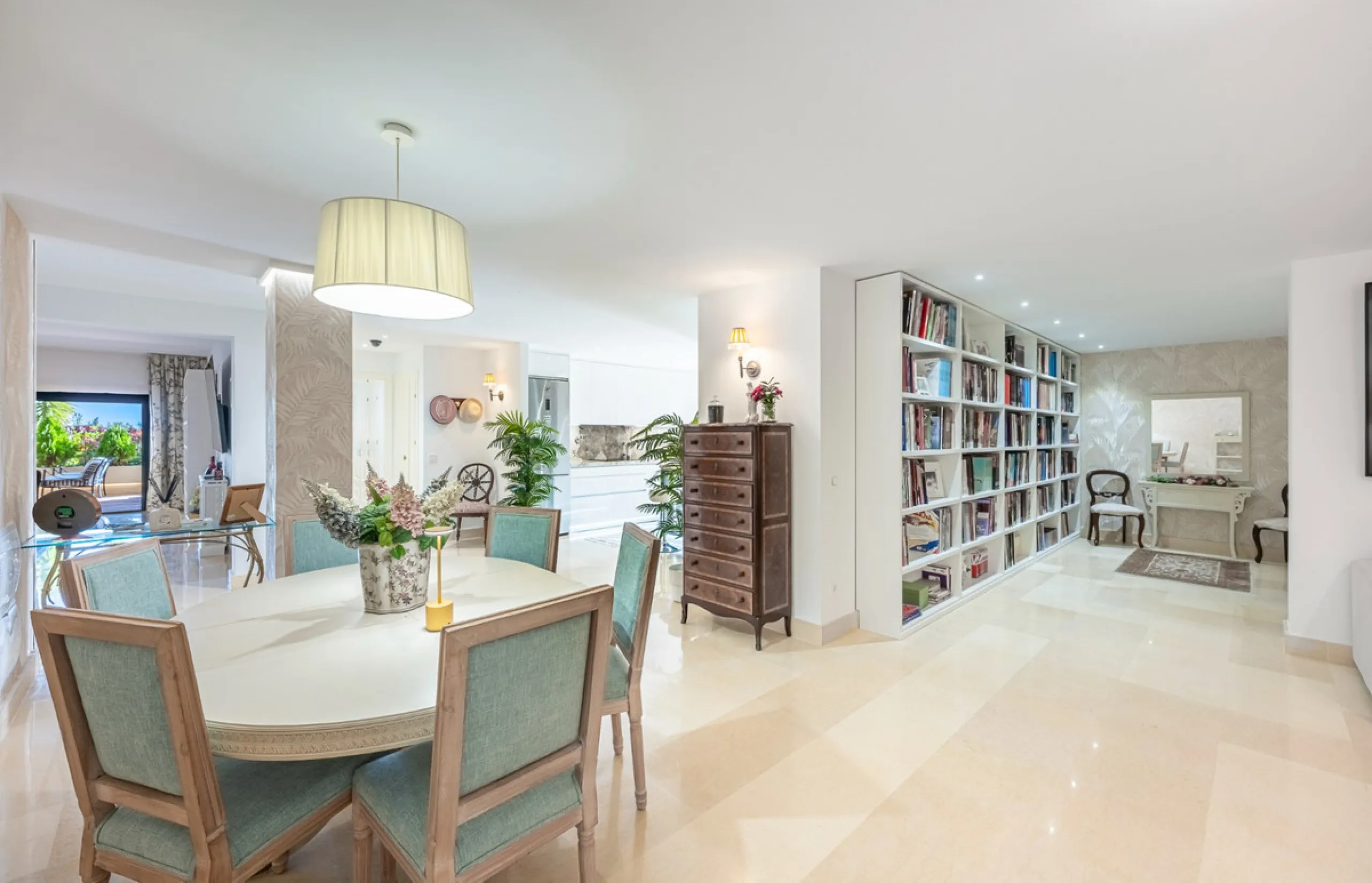 Exceptional south-facing apartment with great potential for extension in Capanes del Golf, Benahavís