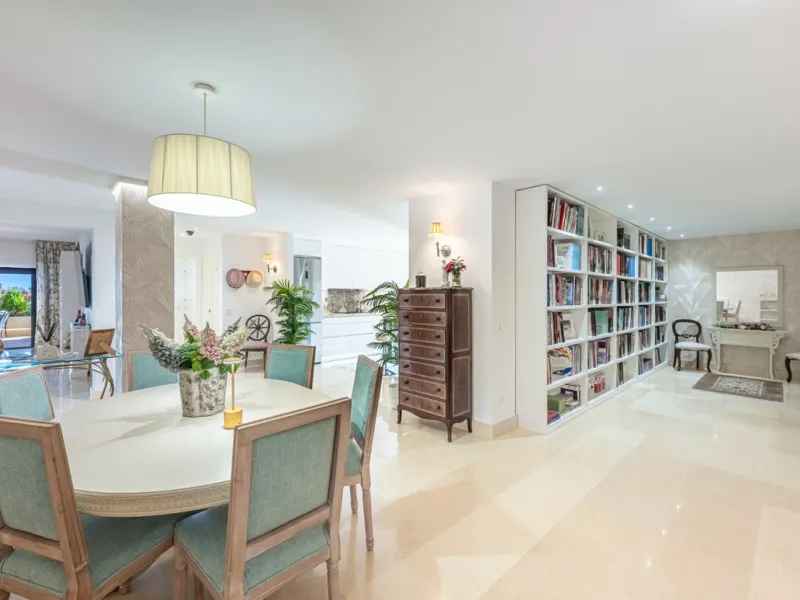 Exceptional south-facing apartment with great potential for extension in Capanes del Golf, Benahavís
