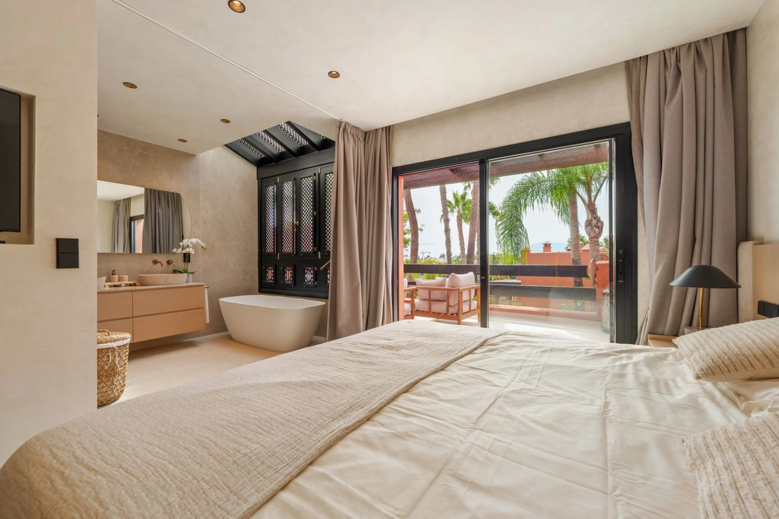 Altos de Puente Romano 13 offers a unique opportunity to acquire a fully renovated 4-bedroom residence in the prestigious Golden Mile of Marbella. With 217 m² of interior space and 134 m² of terraces, this property combines comfort and functionality. The 