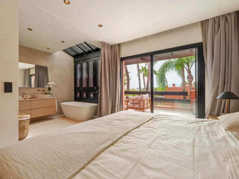 Altos de Puente Romano 13 offers a unique opportunity to acquire a fully renovated 4-bedroom residence in the prestigious Golden Mile of Marbella. With 217 m² of interior space and 134 m² of terraces, this property combines comfort and functionality. The 