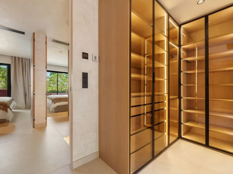 Altos de Puente Romano 13 offers a unique opportunity to acquire a fully renovated 4-bedroom residence in the prestigious Golden Mile of Marbella. With 217 m² of interior space and 134 m² of terraces, this property combines comfort and functionality. The 