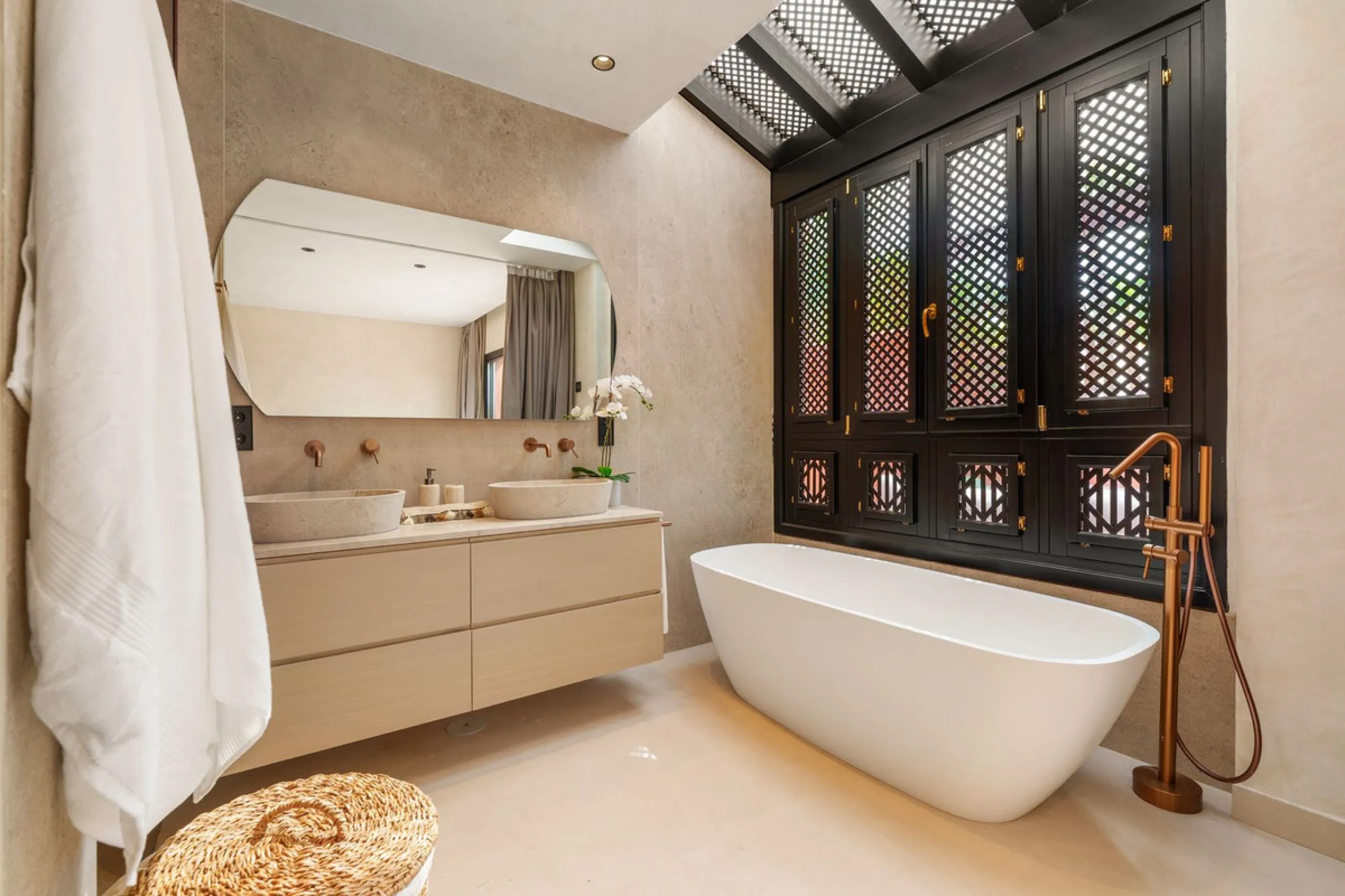 Altos de Puente Romano 13 offers a unique opportunity to acquire a fully renovated 4-bedroom residence in the prestigious Golden Mile of Marbella. With 217 m² of interior space and 134 m² of terraces, this property combines comfort and functionality. The 
