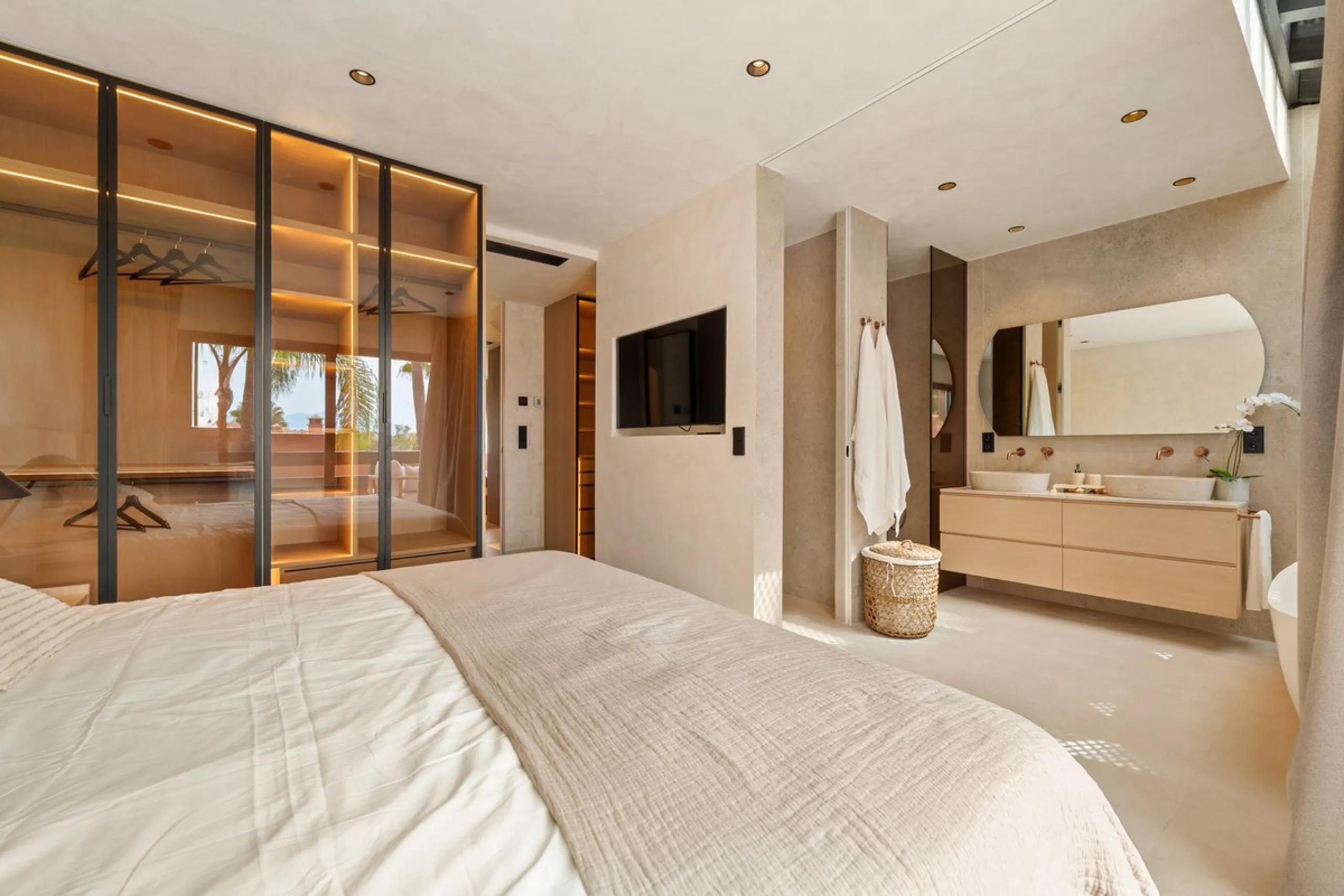 Altos de Puente Romano 13 offers a unique opportunity to acquire a fully renovated 4-bedroom residence in the prestigious Golden Mile of Marbella. With 217 m² of interior space and 134 m² of terraces, this property combines comfort and functionality. The 