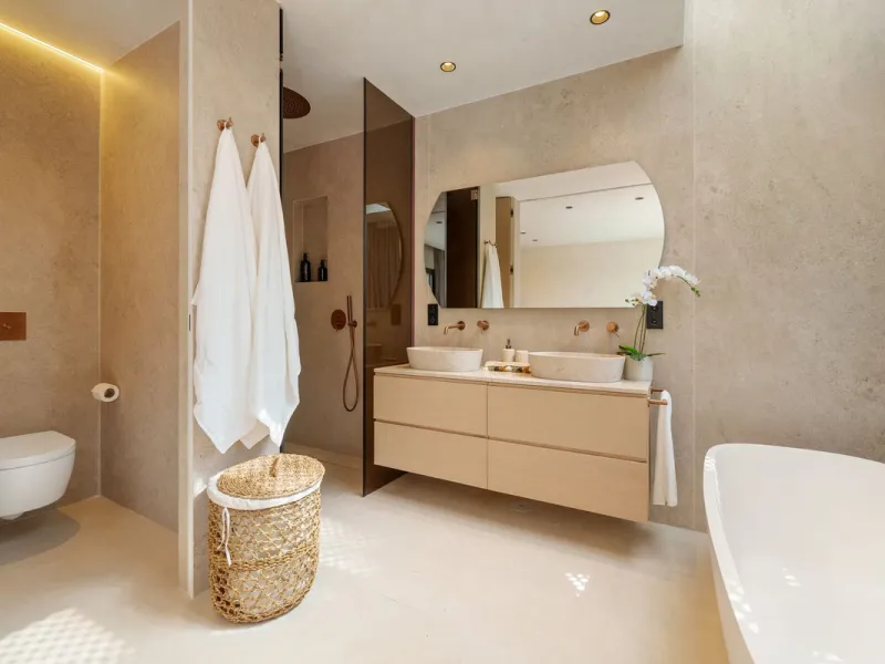 Altos de Puente Romano 13 offers a unique opportunity to acquire a fully renovated 4-bedroom residence in the prestigious Golden Mile of Marbella. With 217 m² of interior space and 134 m² of terraces, this property combines comfort and functionality. The 