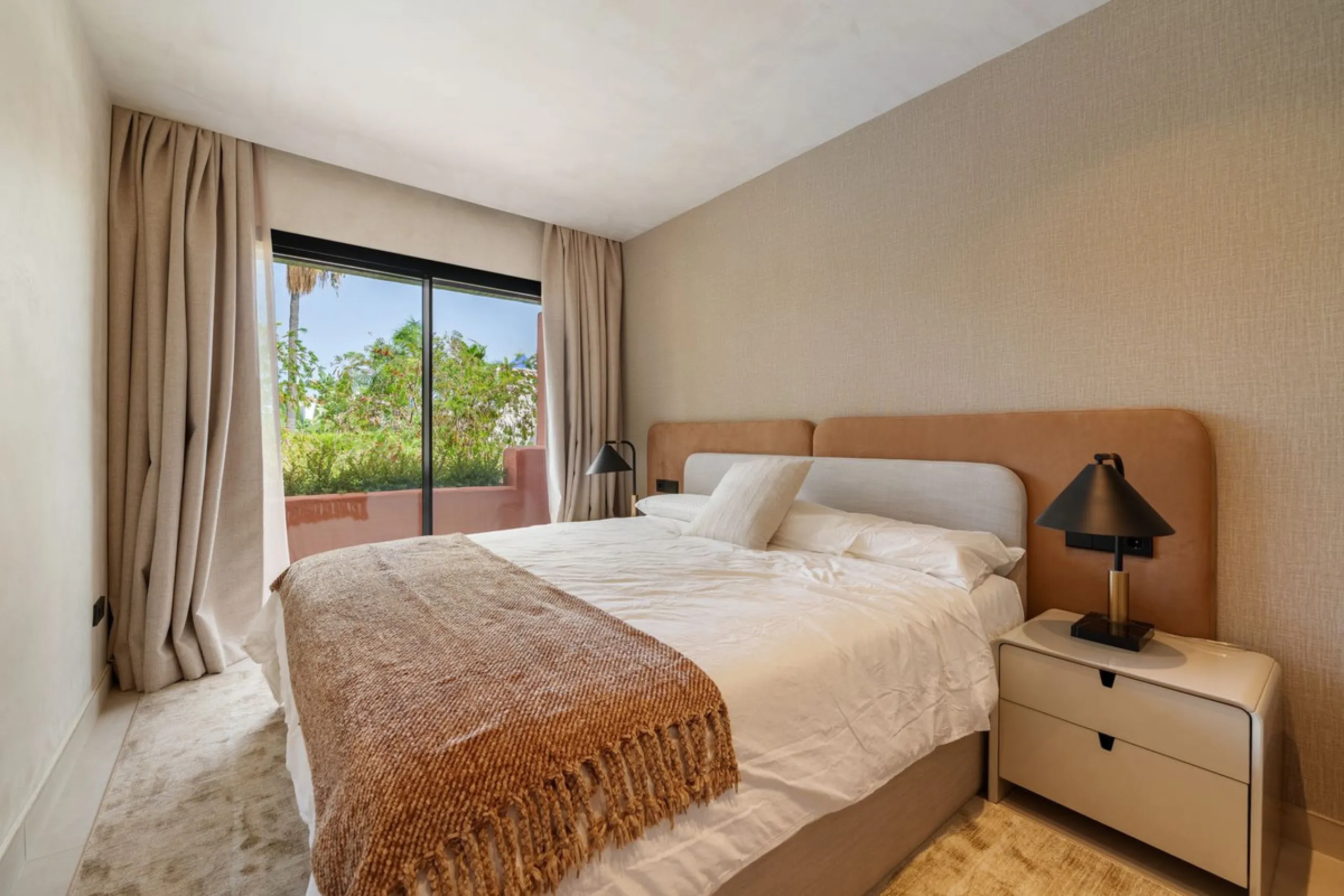 Altos de Puente Romano 13 offers a unique opportunity to acquire a fully renovated 4-bedroom residence in the prestigious Golden Mile of Marbella. With 217 m² of interior space and 134 m² of terraces, this property combines comfort and functionality. The 