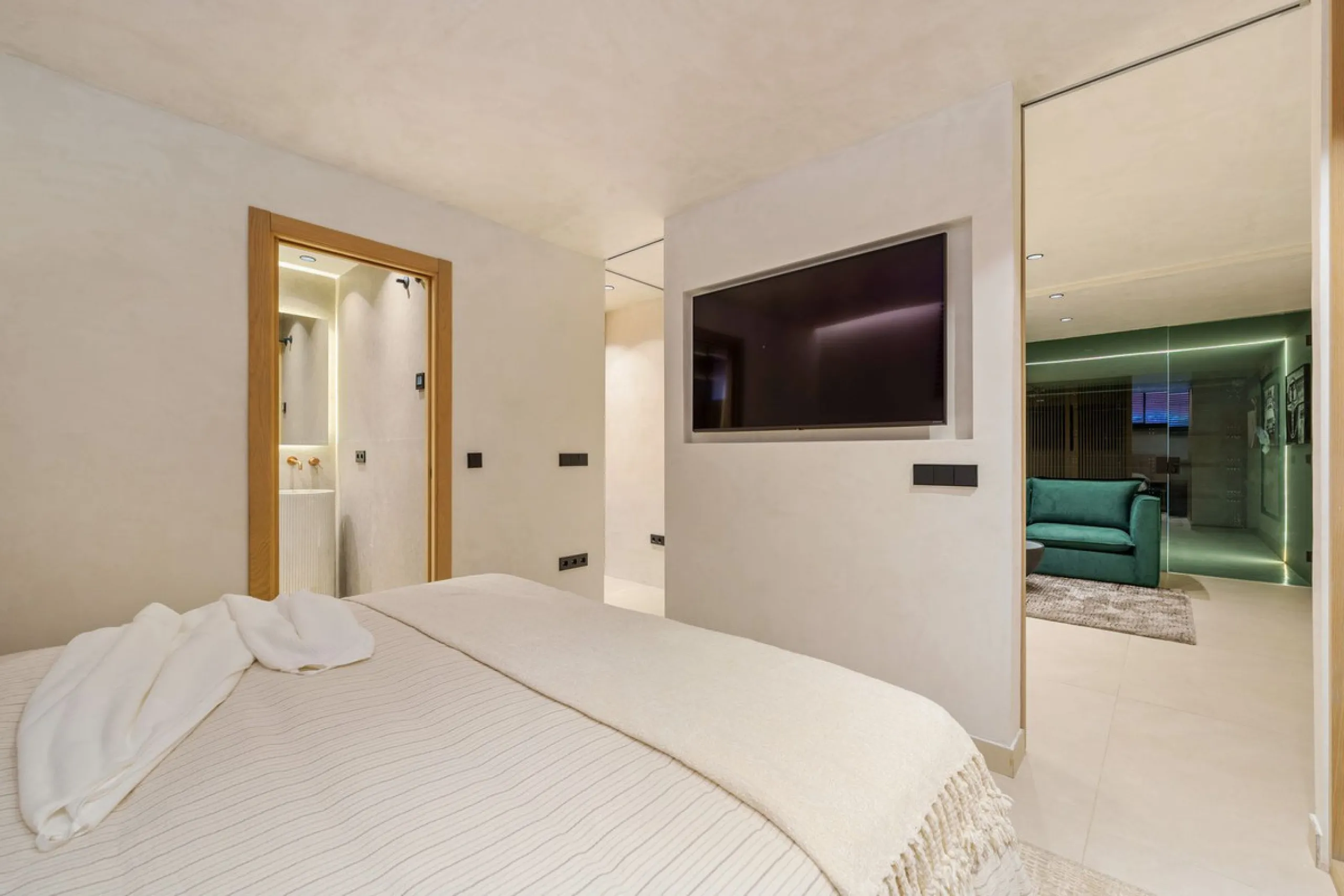 Altos de Puente Romano 13 offers a unique opportunity to acquire a fully renovated 4-bedroom residence in the prestigious Golden Mile of Marbella. With 217 m² of interior space and 134 m² of terraces, this property combines comfort and functionality. The 
